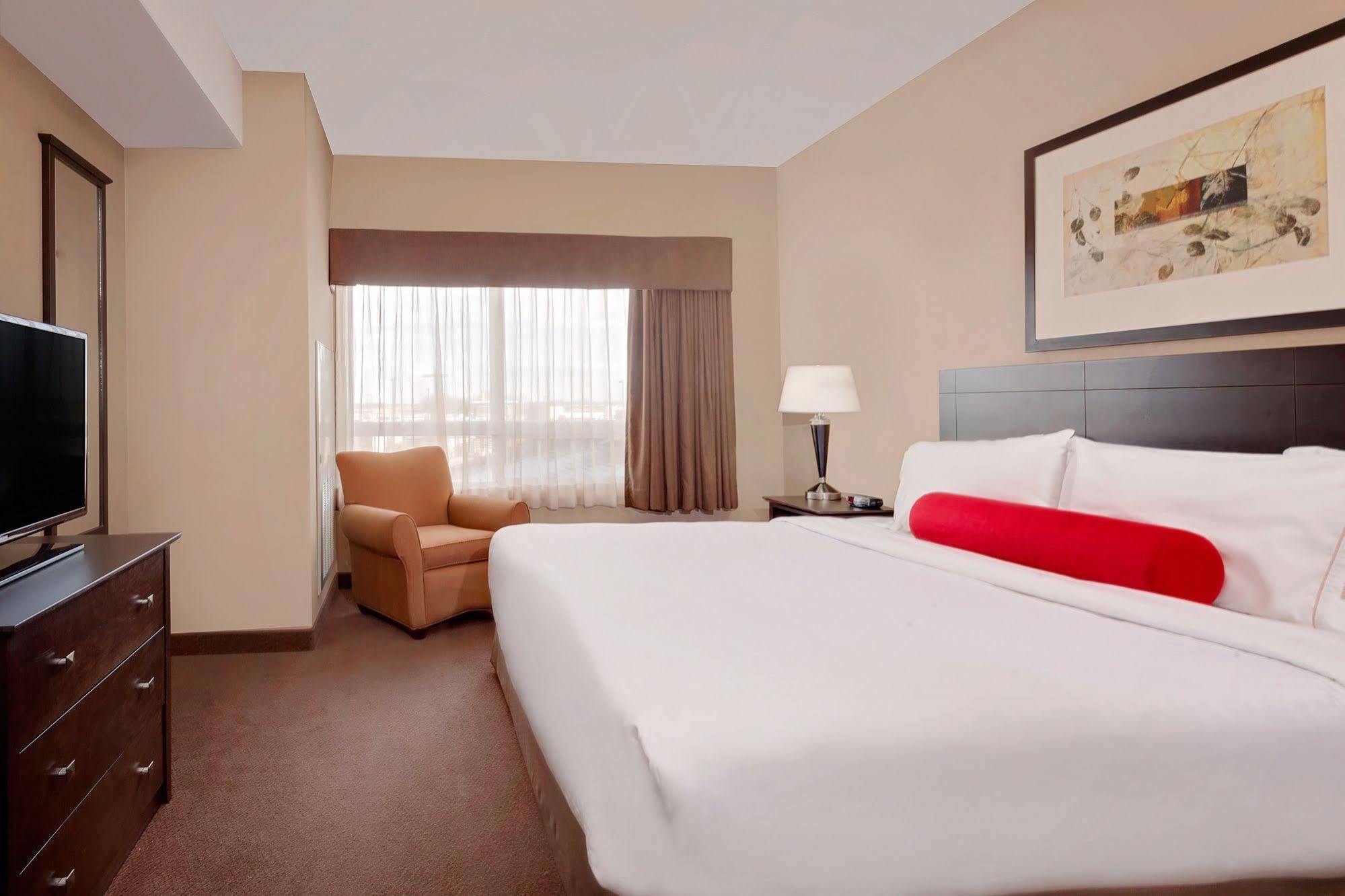 Ramada By Wyndham Camrose Hotel Exterior photo